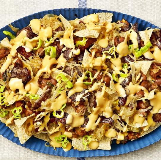 super bowl recipes nachos on blue plate