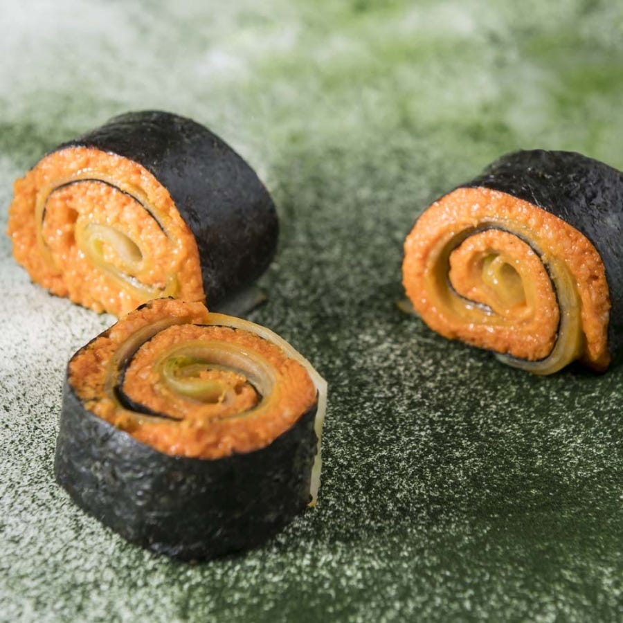 Sushirol van vegetarische Crème Américain, komkommer en nori