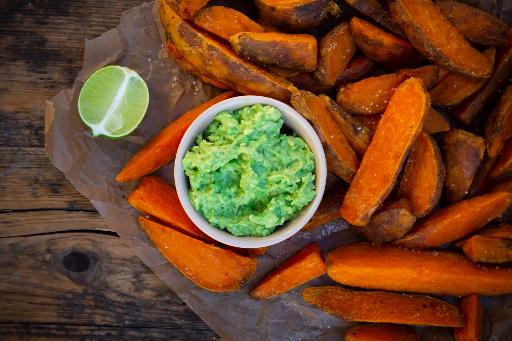  Quartiers de patates douces avec trempette à l'avocat