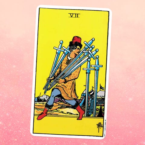 la carta del tarot para el siete de espadas un hombre lleva cinco espadas, con dos espadas más de pie junto a él