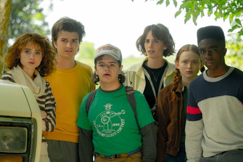 4 stranger things l to r natalia dyer as nancy wheeler, joe keery as steve harrington, gaten matarazzo as dustin henderson, maya hawke as robin buckley, sadie sink as max mayfield, and caleb mclaughlin as lucas sinclair in stranger things cr tina rowdennetflix © 2022
