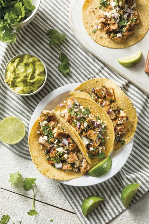 tacos mexicanos de pollo y cebolla con guacamole