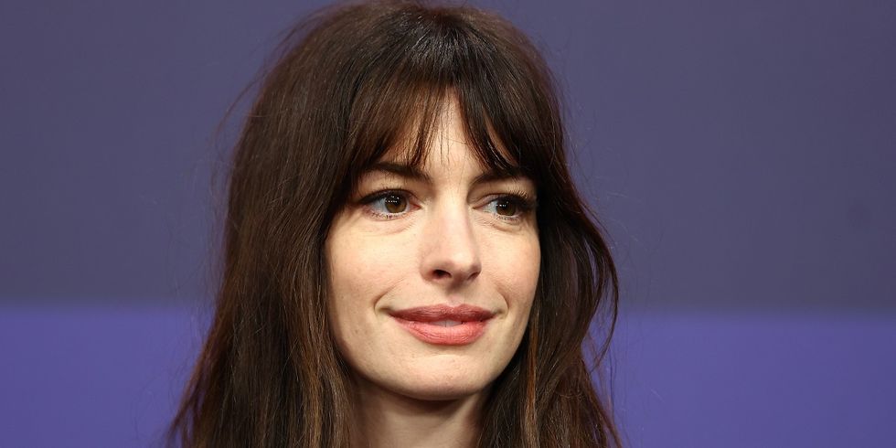 1 - Tagli capelli a caschetto 2023: il nuovo bob corto con frangetta di Anne Hathaway