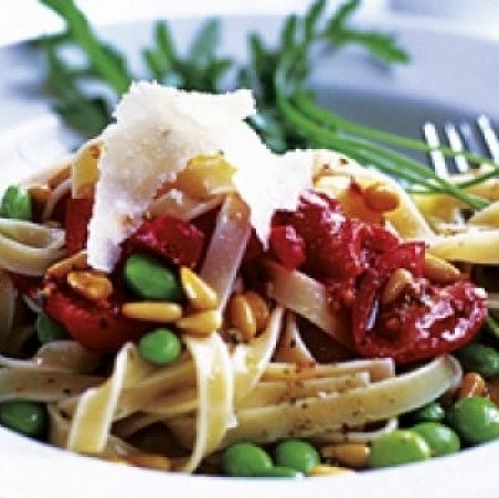 Tagliatelle-paprika-tuinbonen Tagliatelle met geroosterde paprika en tuinbonen