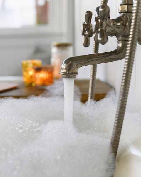 güneş yanığı için banyo ev ilaçları kitap ve mumlar ile köpük banyosu