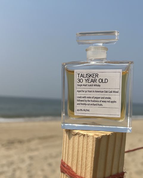 bir plajda 30 yıllık bir viski şişesi örneği