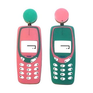 Se hai nostalgia della tua infanzia anni 90 puoi indossare gli orecchini Tamagotchi oppure a forma di cellulare Nokia che aveva tua mamma.