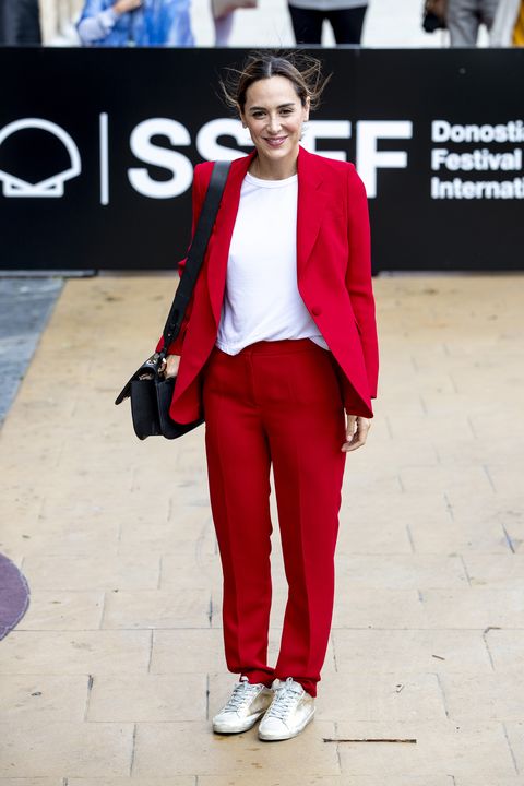 Tamara Falcó luce un traje rojo de Carolina con sneakers