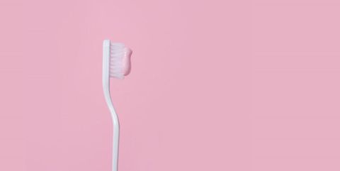 Vrouwen smeren massaal tandpasta op hun borsten