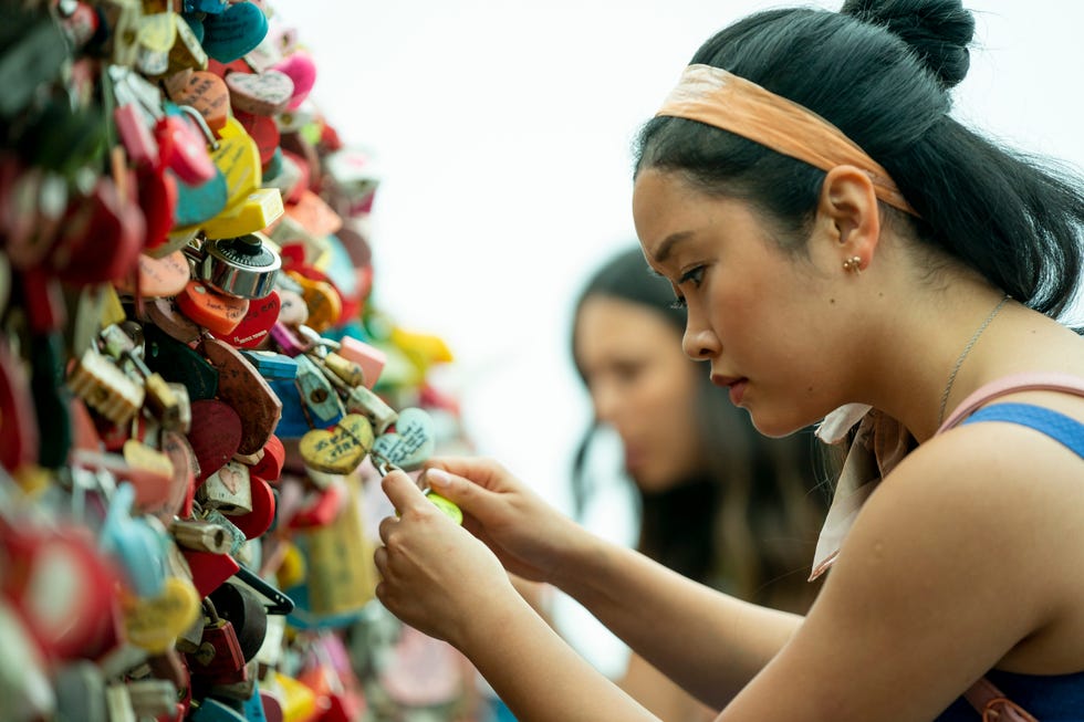 Lana Condor saat meninggalkan gembok cinta di Namsan Tower, Korea Selatan.
