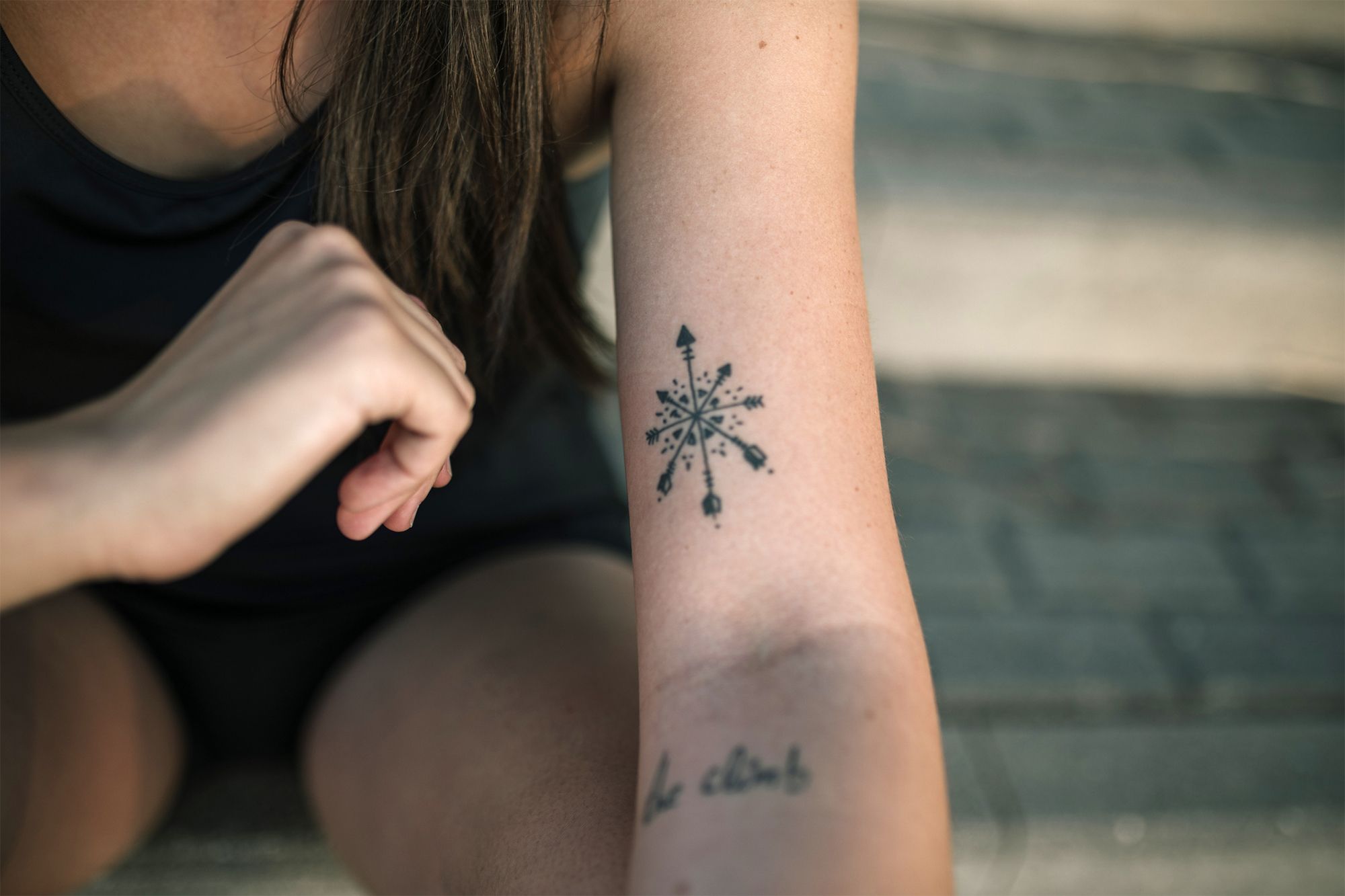Top 48+ tatuajes en el brazo para mujer pequeños