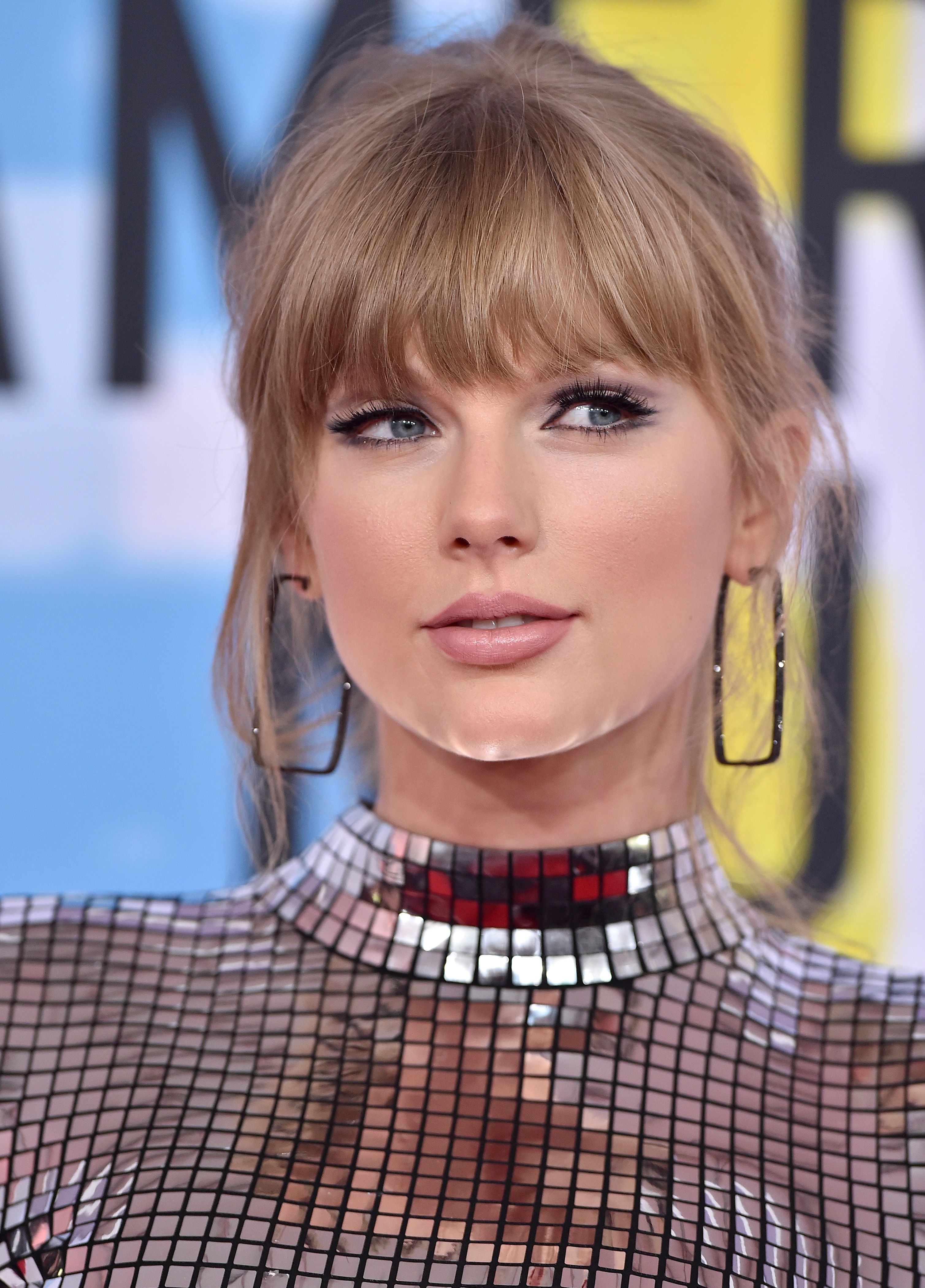 Taylor Swift Encourages Her Followers to Get Out and Vote by Showing ...