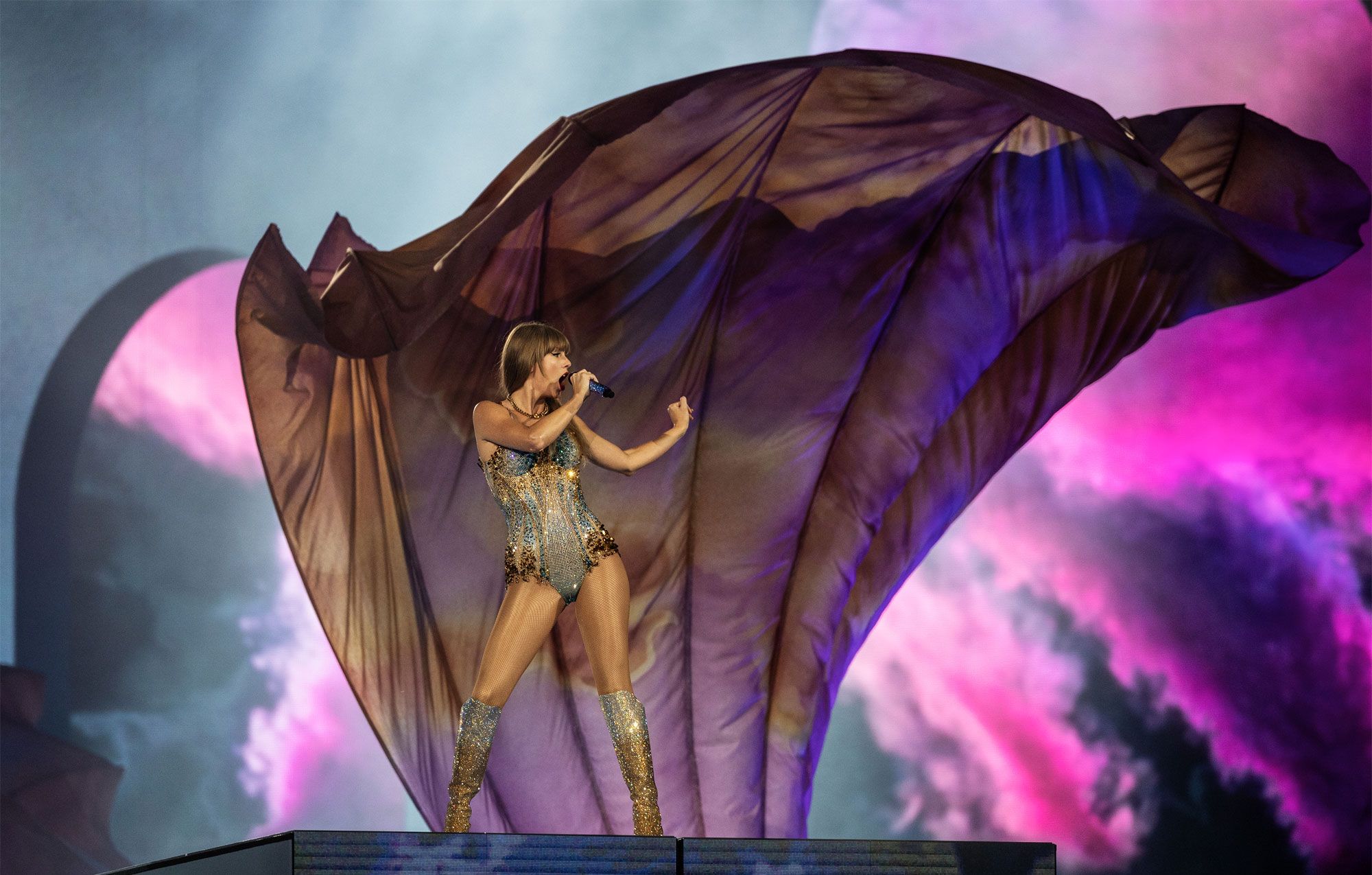 Taylor Swift Heats Up Super Bowl Weekend With Massive Performance - E!  Online