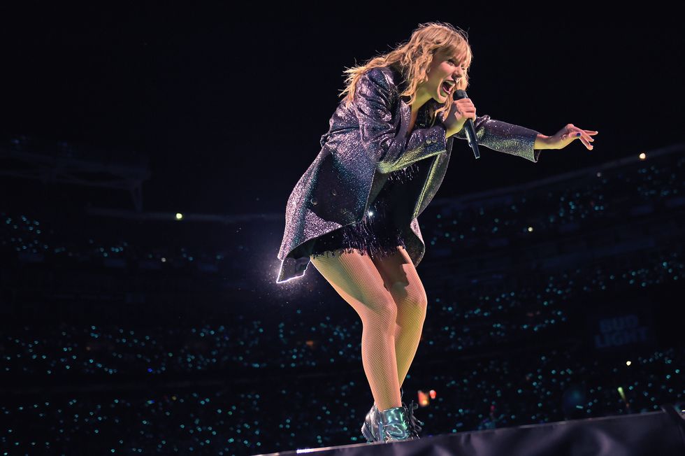Taylor Swifts Concert Set Malfunctioned Last Night Taylor Swift