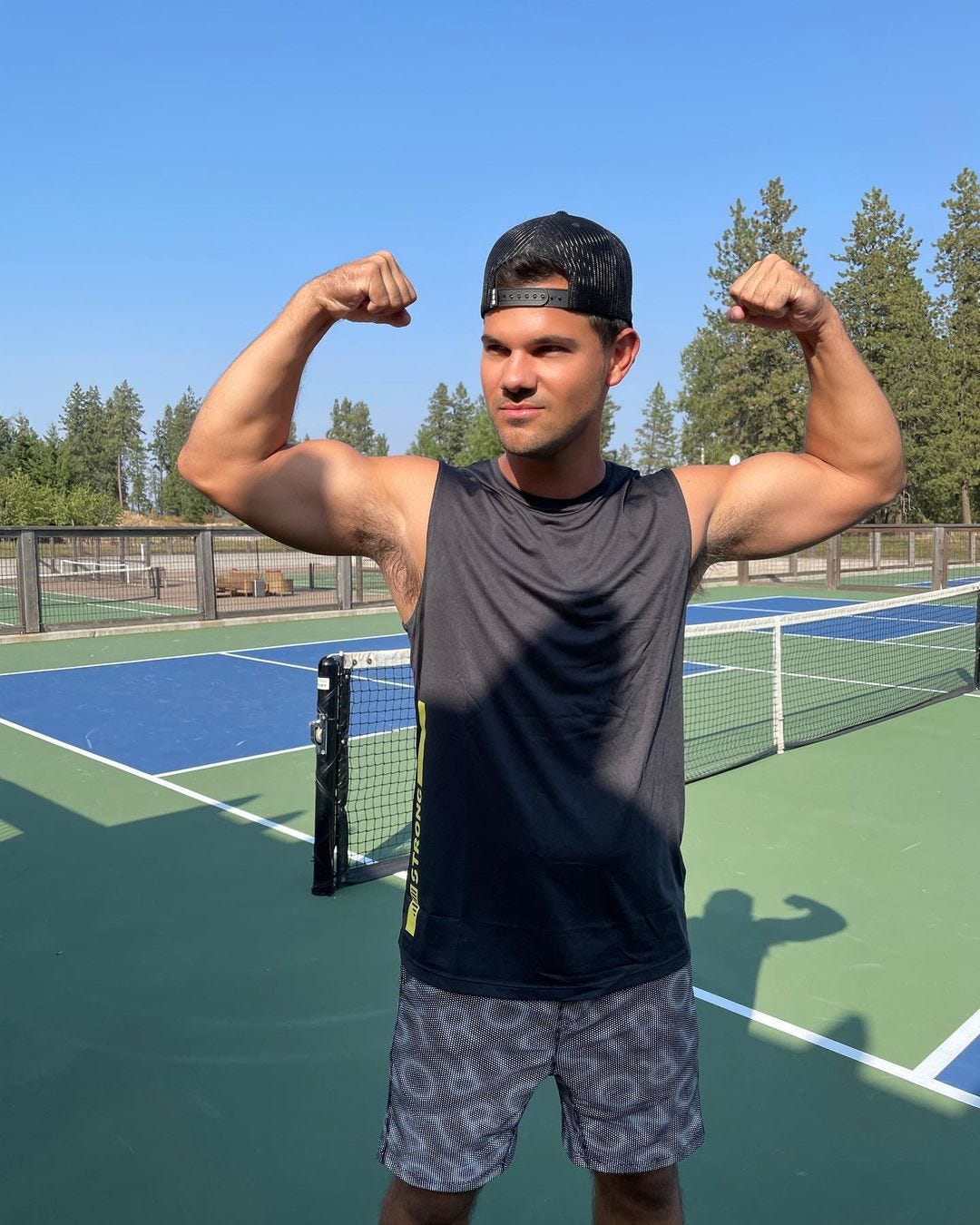 Taylor Lautner ('Crepúsculo') luce abdominales sin camiseta