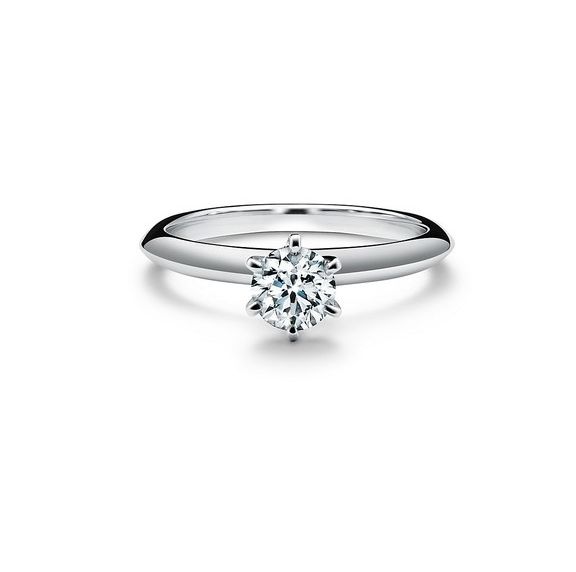 ダイヤモンドの婚約指輪の写真。