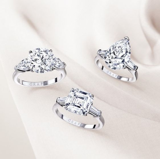 脇石が印象的なダイヤモンドの婚約指輪の写真。グラフとハリー・ウィンストン。