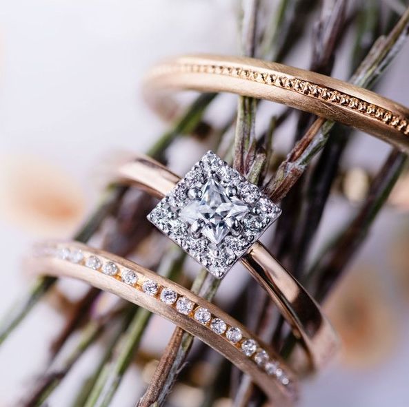 スクエアなカットのダイヤモンドの婚約指輪の写真。