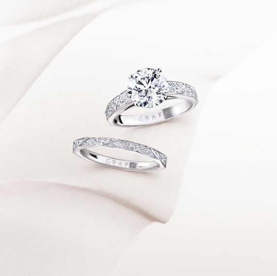イズとグラフのアームが凝ってる婚約指輪の写真。