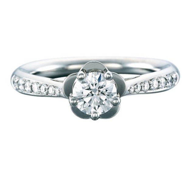 トップメゾンのダイヤモンドの婚約指輪の写真。