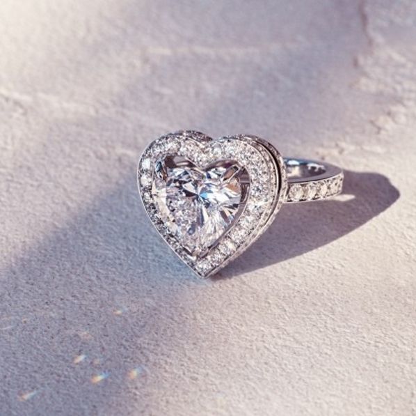 リボンとハートモチーフのダイヤモンドリングの写真。
