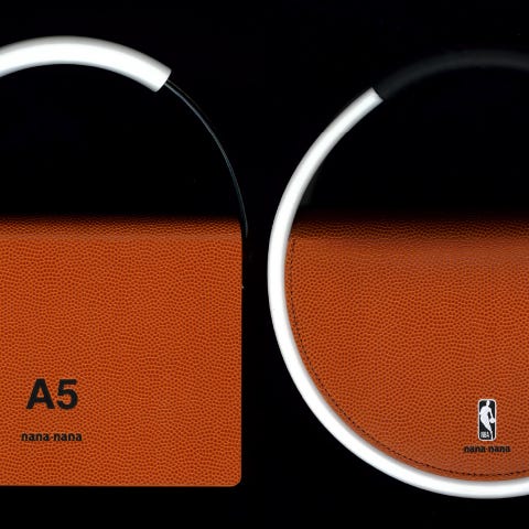 新生 ナナナナ がnbaとのコラボバッグを発売 チームカラーを取り入れたバッグも ファッション Elle エル デジタル 新生 ナナナナ がnbaとのコラボバッグを発売 チームカラーを取り入れたバッグも ファッション Elle エル デジタル