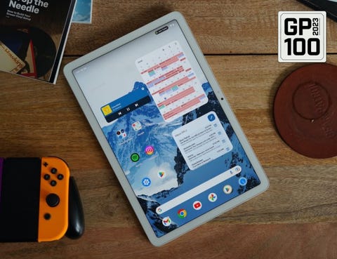 ekranı ve düğmeleri olan bir tablet
