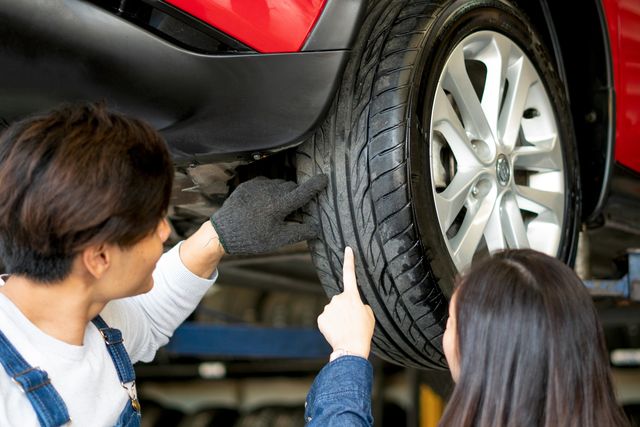 technicians professional advice on the use of tire to female customers