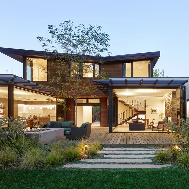 Una casa de madera y cristal con patio en California