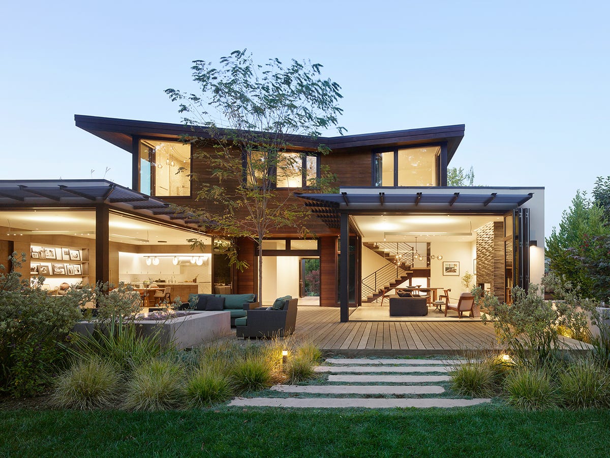 Una casa de madera y cristal con patio en California