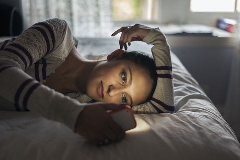 teen 1617 girl lying on bed using smartphone コロナ　友情　人間関係