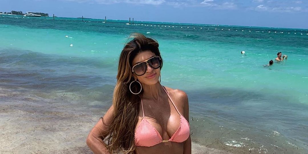 Teresa Giudice Shows Off Abs In Pink Bikini On Bahamas Vacation 