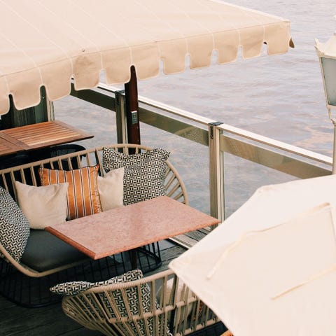 terrassen-aan-het-water-in-amsterdam