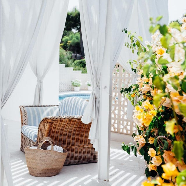 terraza con piscina en blanco