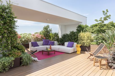 terraza decorada con plantas y muebles de colores alegres