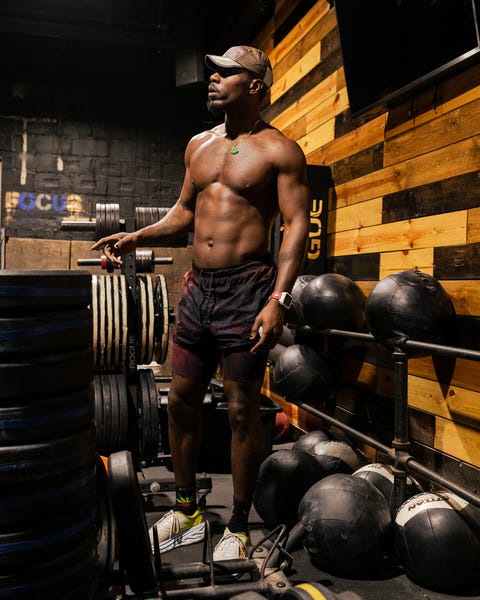 Thai Richards counts how many members need equipment for a post-run strength session at Dean Crossfit in Brooklyn, NY on December 14, 2021 rage and release stop for a group photo left to right, top to bottom saoni fortuna, daniela hernandez, tammy salazar andurand, thai richards, reph , joshua pierre, andrew pelliccia, lauren kaczmarek, isaiah joao dasilva schmitt