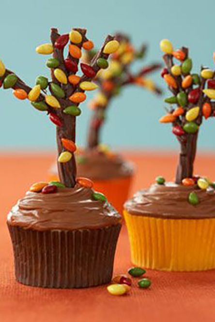 Decorating Thanksgiving Cupcakes - 40 Easy Thanksgiving Cupcakes Cute Thanksgiving Cupcake Ideas / Just pipe on green frosting and top with candy for the cutest pumpkin cupcakes ever!