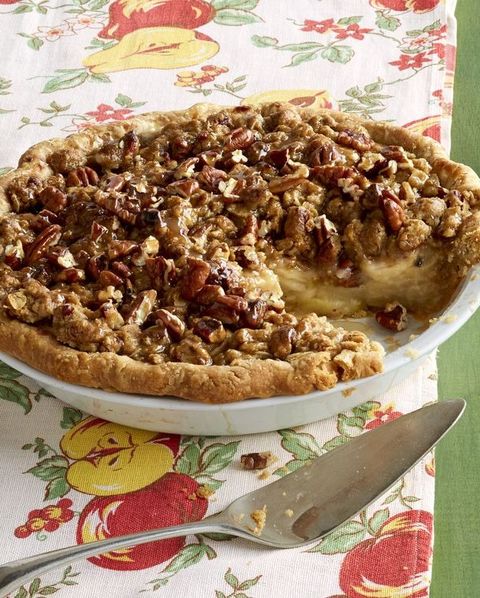 caramel apple pie with apple table cloth