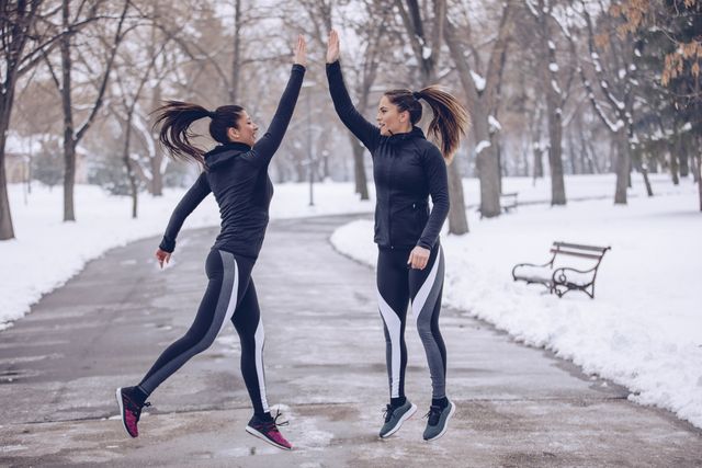 mujeres entrenando en un parque nevado