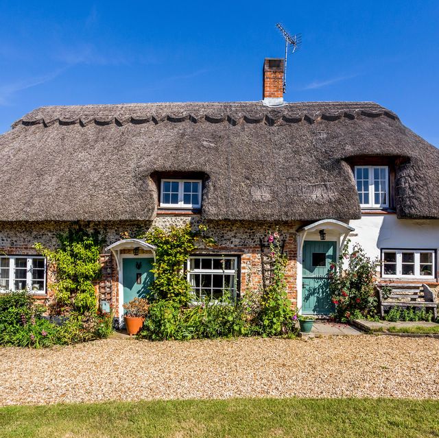 Thatched Cottage For Sale in Hampshire For £545,000