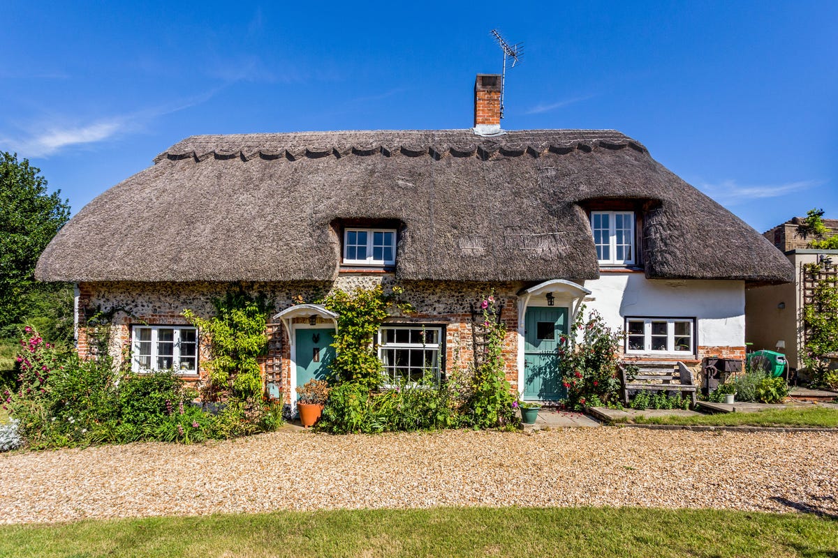 Thatched Cottage For Sale in Hampshire For £545,000