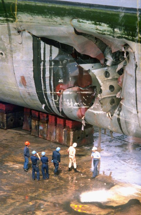 repair crews working on the uss tripoli during operation desert storm
