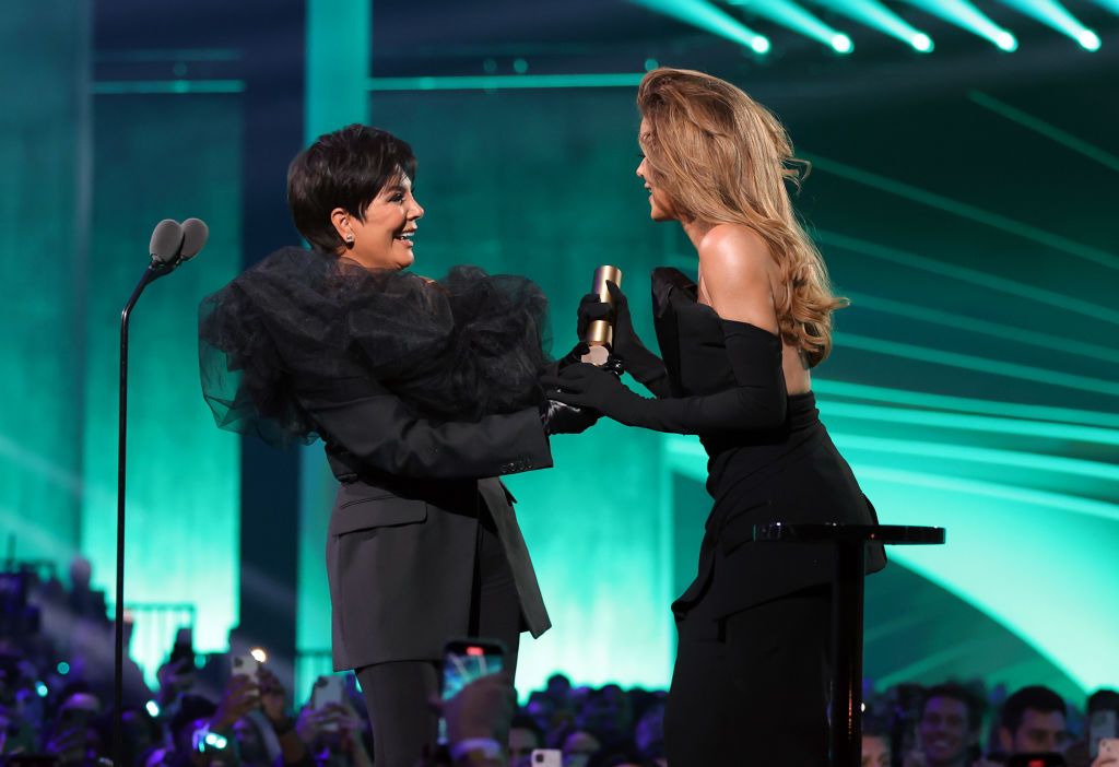 People's Choice Awards: Why Khloé Kardashian Was Late On Stage To Collect Her Award