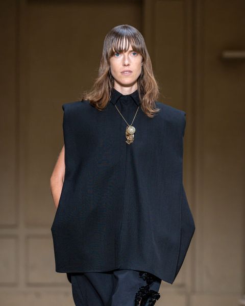 model loopt op catwalk in zwart tijdens milan fashion week