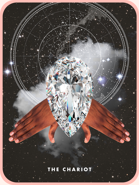 la carta del tarot el carro, que muestra dos manos debajo de un diamante y un círculo en un cielo estrellado