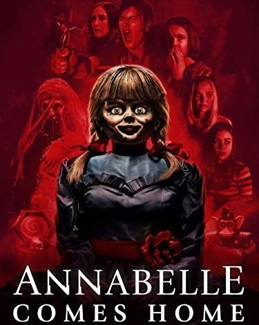 постер к фильму «Аннабель приходит мотыга» с куклой Аннабель и лицами с привидениями позади нее, включая монахиню. В настоящее время это пятый фильм, если вы хотите посмотреть все фильмы о заклинаниях в хронологическом порядке.