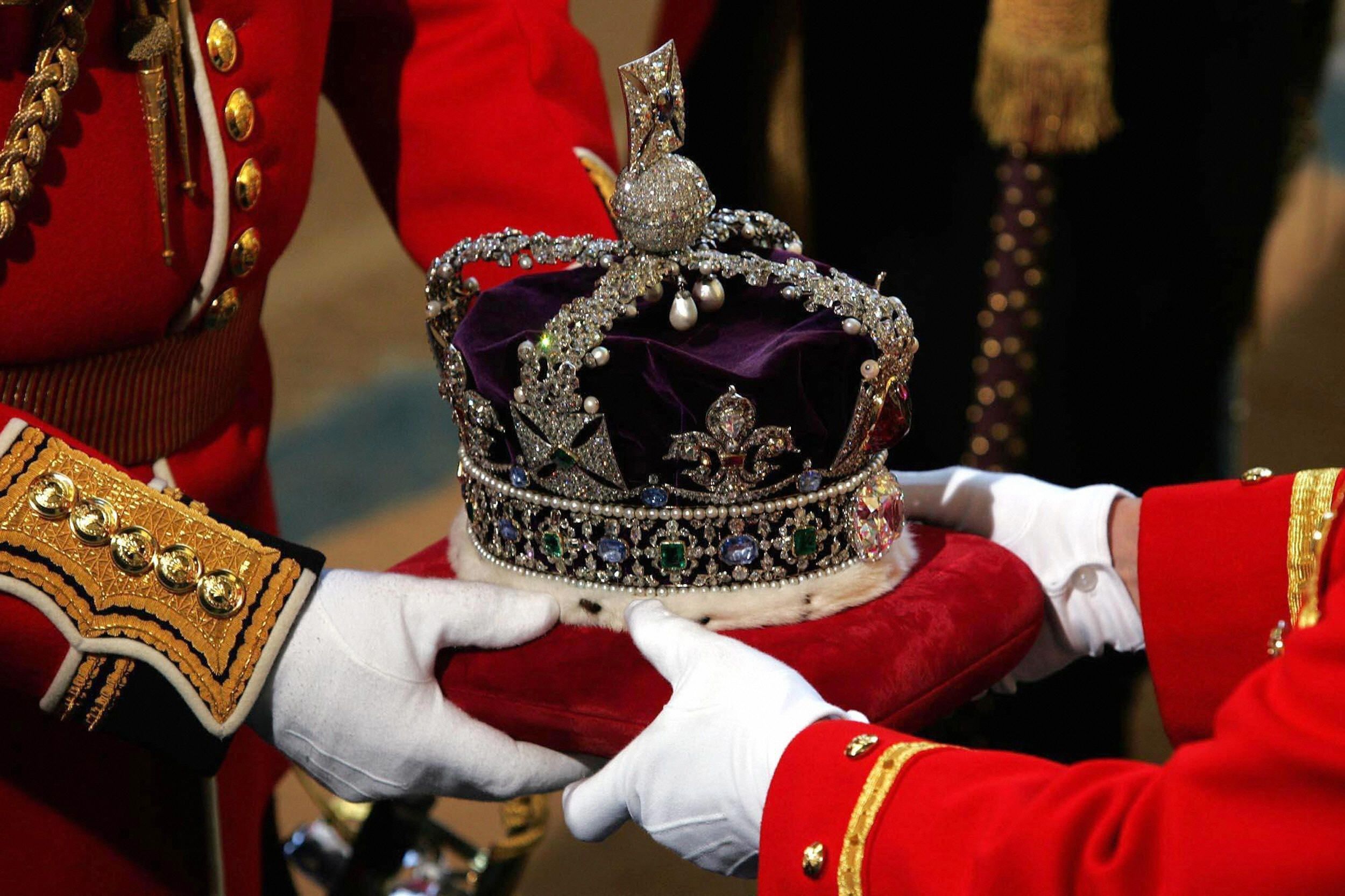 Королевские владения. Корона Елизаветы 2. Королевская корона Испании Королевские регалии. Корона Великобритания монархия.