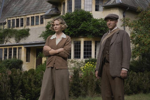 Carey Mulligan e Ralph Fiennes em The Dig carey mulligan e ralph fiennes na escavação