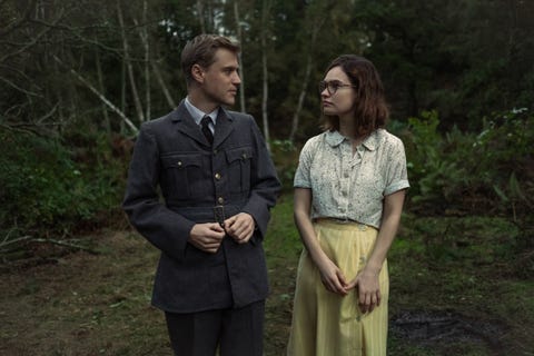 johnny flynn e lily james na escavação