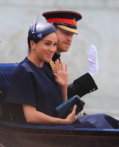 梅根马克尔穿着海军纪梵希看着进军2019年的颜色 - HarpersBAZAAR.com -the-duke-and-duchess-of-sussex-make-their-way-along-the-news-photo-1148492662-1559988037